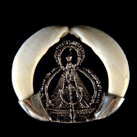/media/productos/fotos/2013/10/10/Alfiler-plata-virgen-de-la-cabeza-2-colmillos_thumb.jpg
